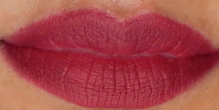 Maybelline The Loaded Bolds by Colorsensational Lipstick Berry Bossy lip swatch